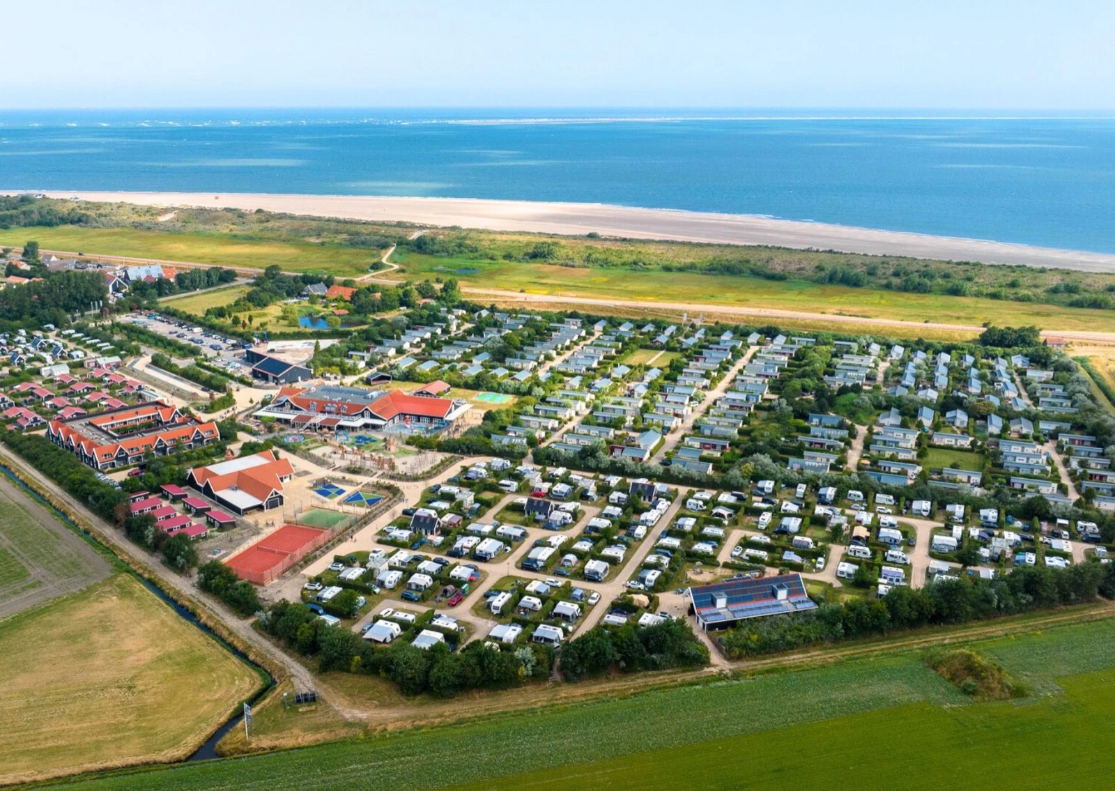 luchtfoto Strandpark de Zeeuwse Kust aan zee.