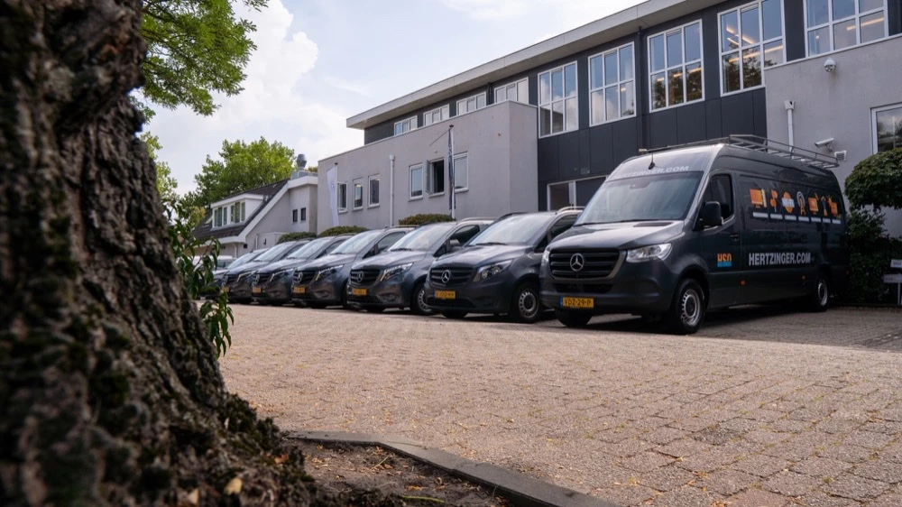 Mercedes wagenpark voor kantoorpand Hertzinger, ’t Koendert 1 in<br />
Leusden.<br />
